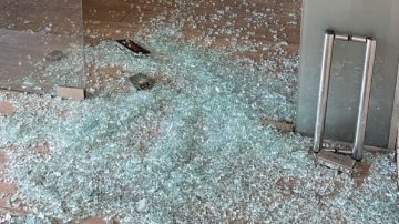 Una menor destruyó la puerta de una cafetería a pedradas: estaba bajo los efectos de las drogas