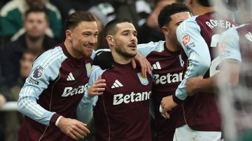 Buendía y Dibu Martínez, figuras en el triunfo de Aston Villa ante Newcastle