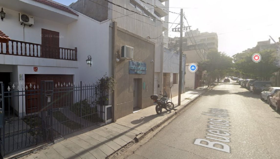 Denuncian a oftalmólogo por “secuestrar” a una mujer de 90 años y obligarla a vivir en el pasillo de su propia casa