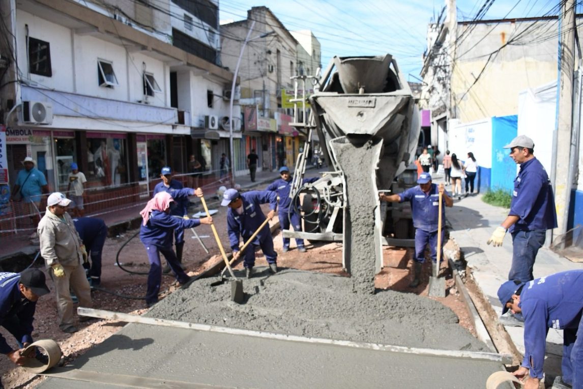 Avanza la reconstrucción del pavimento de calle Pellegrini en el casco céntrico