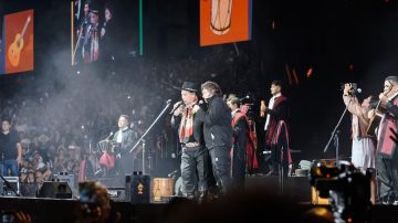 Milei cantó con el Chaqueño Palavecino y fue ovacionado en Jesús María