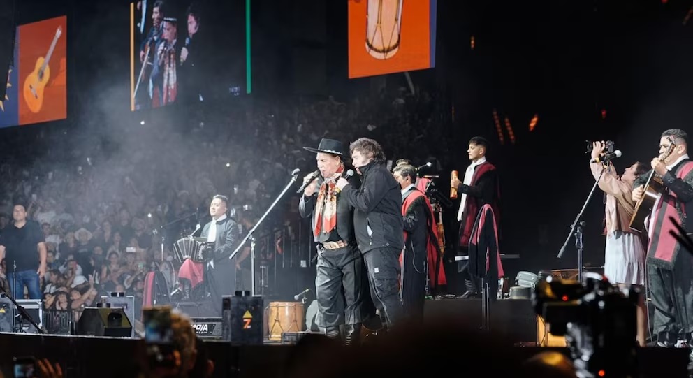 Milei cantó con el Chaqueño Palavecino y fue ovacionado en Jesús María