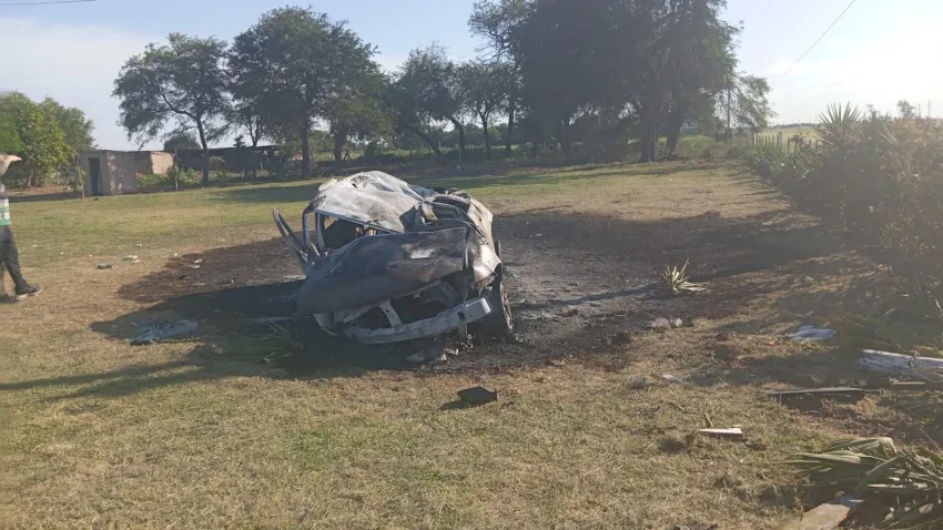 Santiagueños regresaban de Brasil, volcaron en la ruta y escaparon antes de que la camioneta se incendiara
