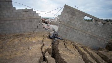 Comodoro Rivadavia: más de 250 familias evacuadas por el desplazamiento de un cerro