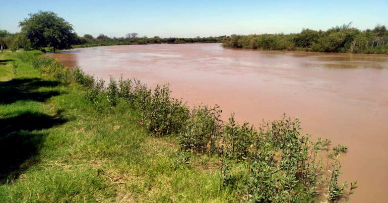 Drama en el río Utis: buscan intensamente a un pescador que fue arrastrado por la corriente