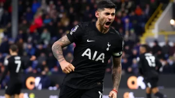 Cuti Romero apareció sobre el final y le dio un punto clave a Tottenham en la Premier