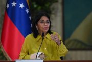 Delcy Rodríguez se ve obligada a negociar con EE.UU. pero sostiene que Maduro sigue siendo el presidente legítimo