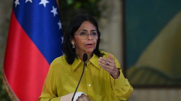 Delcy Rodríguez se ve obligada a negociar con EE.UU. pero sostiene que Maduro sigue siendo el presidente legítimo