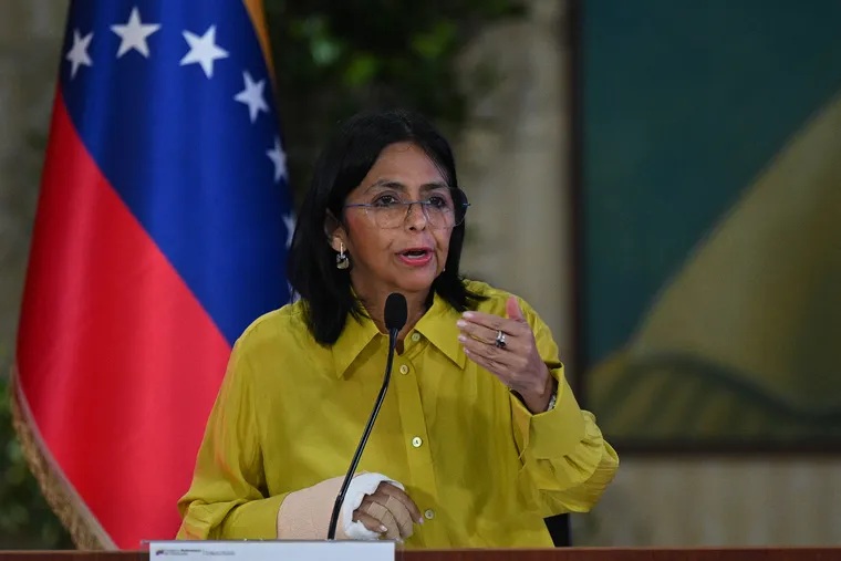 Delcy Rodríguez se ve obligada a negociar con EE.UU. pero sostiene que Maduro sigue siendo el presidente legítimo