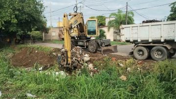 Realizan mantenimiento y limpieza de desagües en avenida Solís