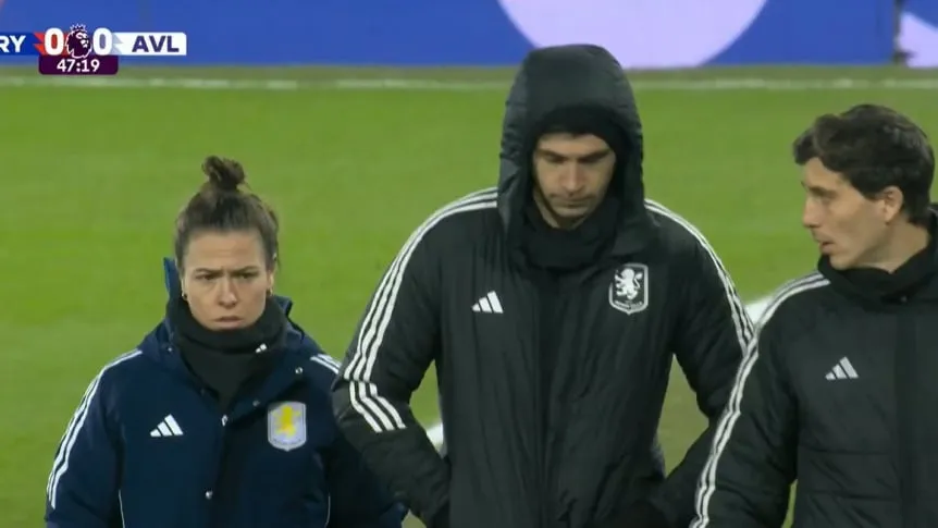 Preocupación por el Dibu Martínez: salió en el entretiempo ante Crystal Palace