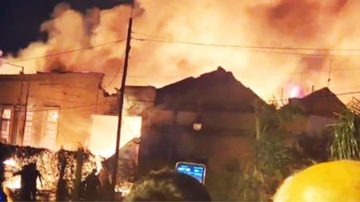 Videos: explosión y terrible incendio en una fábrica química de San Fernando