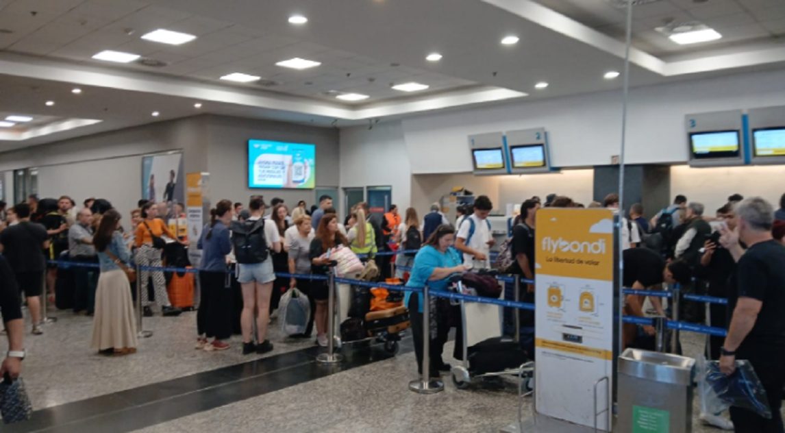La empresa privada Flybondi canceló 62 vuelos en cuatro días y dejó varados a unos 11.500 pasajeros