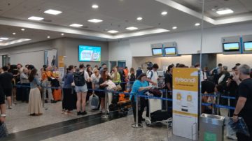La empresa privada Flybondi canceló 62 vuelos en cuatro días y dejó varados a unos 11.500 pasajeros