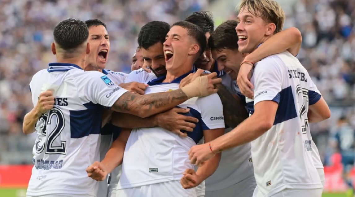 Con gol olímpico incluido, Gimnasia (LP) se impuso por 2 a 1 ante Racing en el debut