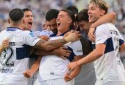 Con gol olímpico incluido, Gimnasia (LP) se impuso por 2 a 1 ante Racing en el debut