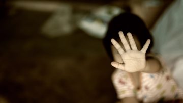 Icaño: detuvieron a un hombre por golpear y quemar con un cigarrillo a su hija de 7 años