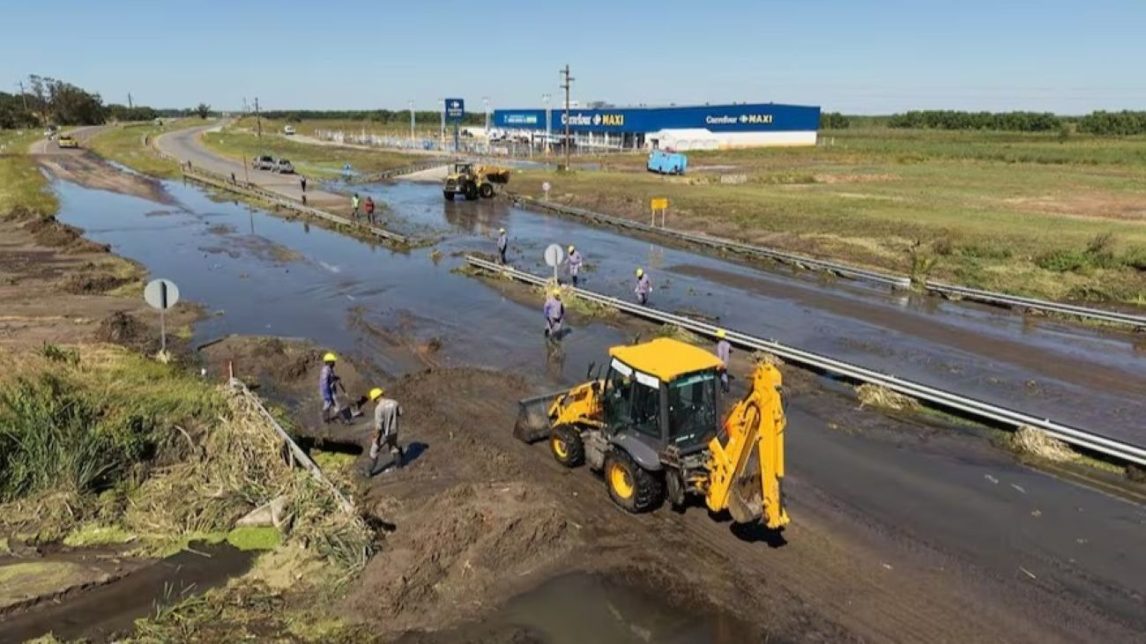Caos en plena temporada: estallaron las cloacas en Pinamar y colapsó la Ruta 11