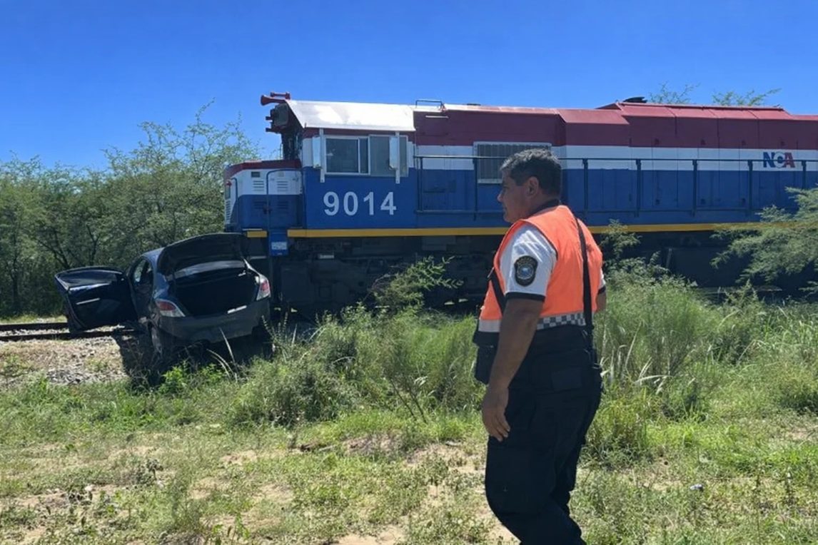 Brutal accidente en Ardiles: una locomotora chocó a un automóvil con tres ocupantes