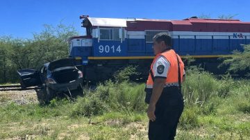 Brutal accidente en Ardiles: una locomotora chocó a un automóvil con tres ocupantes