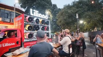 Revivió el marketing: el camión ventilador de Liliana que fue furor en las calles de Mar del Plata