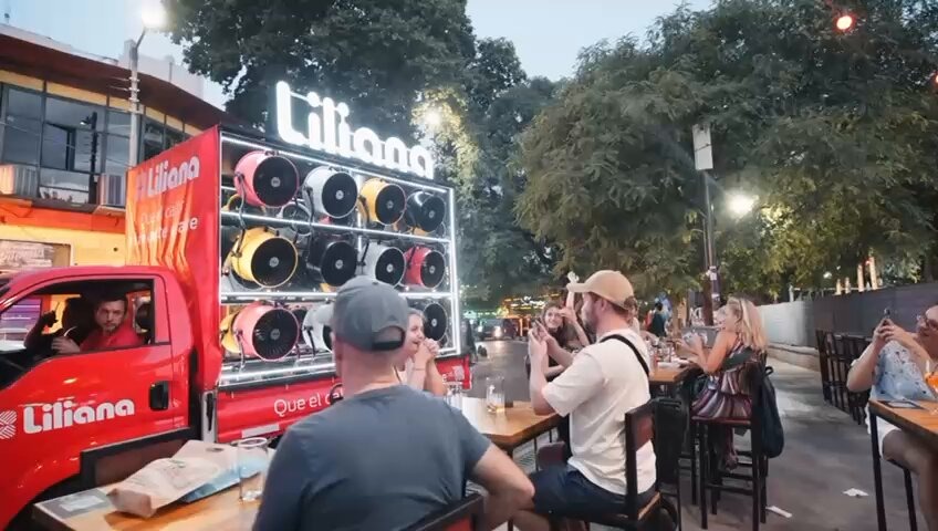 Revivió el marketing: el camión ventilador de Liliana que fue furor en las calles de Mar del Plata