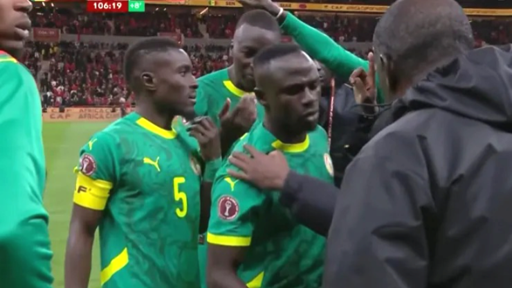Final de la Copa Africana: Senegal abandonó el campo de juego por un polémico arbitraje ante Marruecos