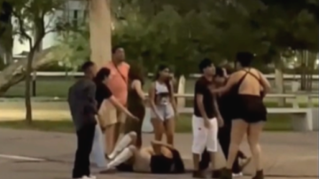 Madrugada violenta en Las Termas: graban una pelea de chicas a la salida de un boliche