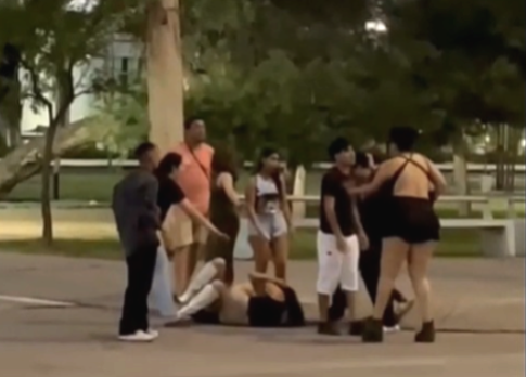 Madrugada violenta en Las Termas: graban una pelea de chicas a la salida de un boliche