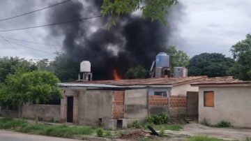 Susto en zona sur: bomberos controlaron un voraz incendio en una maderera del barrio Campo Contreras