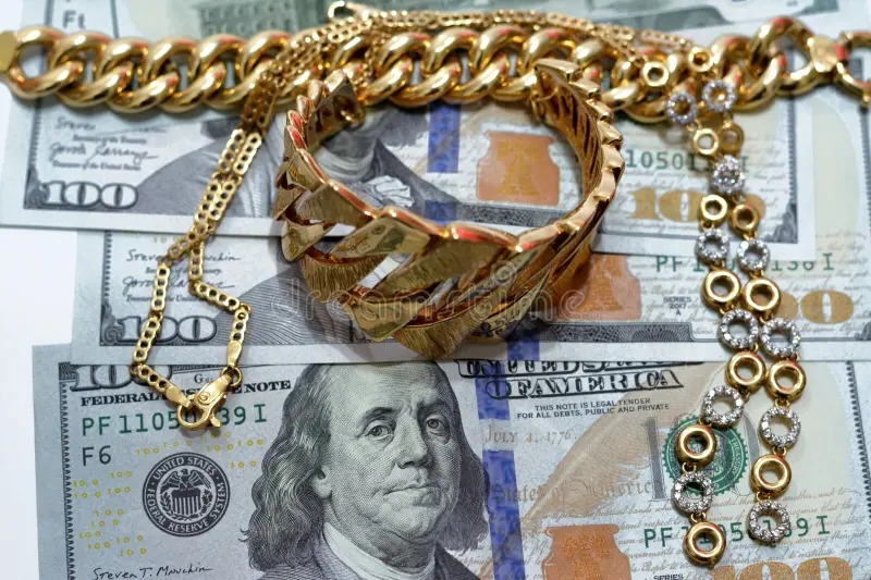 Una mujer denunció el robo de joyas y 40 dólares: sospecha de su hija y de su hermano