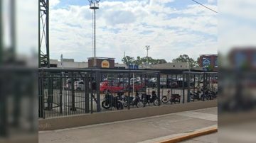 Bajó en el supermercado, regresó a su casa y le faltaba la mochila con $1.300.000 pesos y USD600