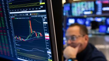 El riesgo país baja de los 500 puntos y mejora el clima del mercado