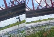 Peligro: adolescentes desafían a la crecida del río arrojándose desde el puente Carretero