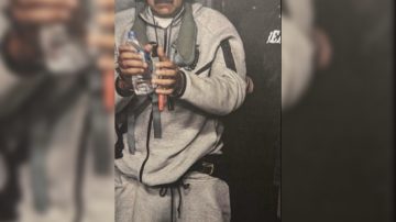 Maduro, esposado y con los ojos cubiertos: Trump publicó la primera foto tras capturarlo en Venezuela