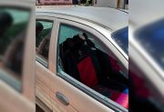 A plena luz del día, destruyeron el vidrio del auto para robarle