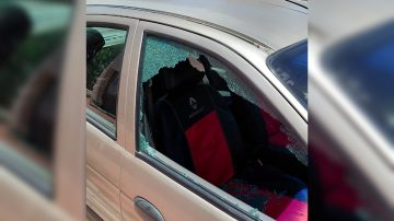 A plena luz del día, destruyeron el vidrio del auto para robarle