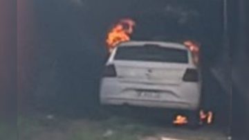 Añatuya: un auto se incendió en el garaje de una vivienda en el barrio Obrero