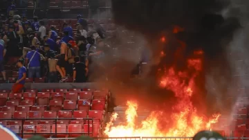 Graves incidentes en el estadio Nacional: hinchas de la U encendieron fuego en las tribunas