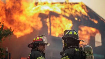 Devastadores incendios en el sur de Chile: al menos 16 muertos y más de 50.000 evacuados