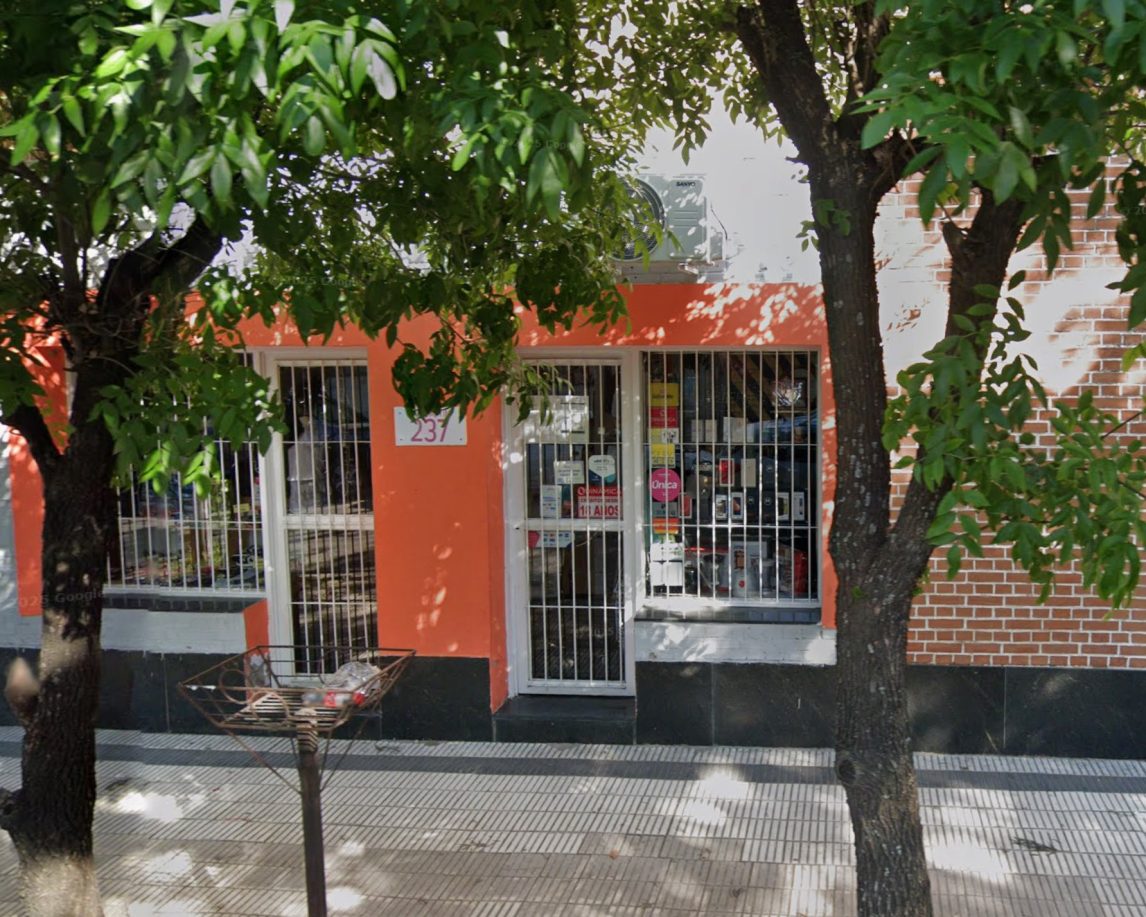 Millonario robo en el centro: barretearon un local