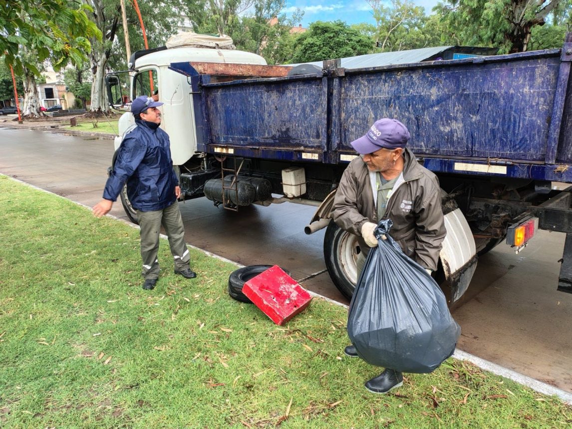 Para prevenir inundaciones, realizan mantenimiento de desagües en la zona del Parque Aguirre