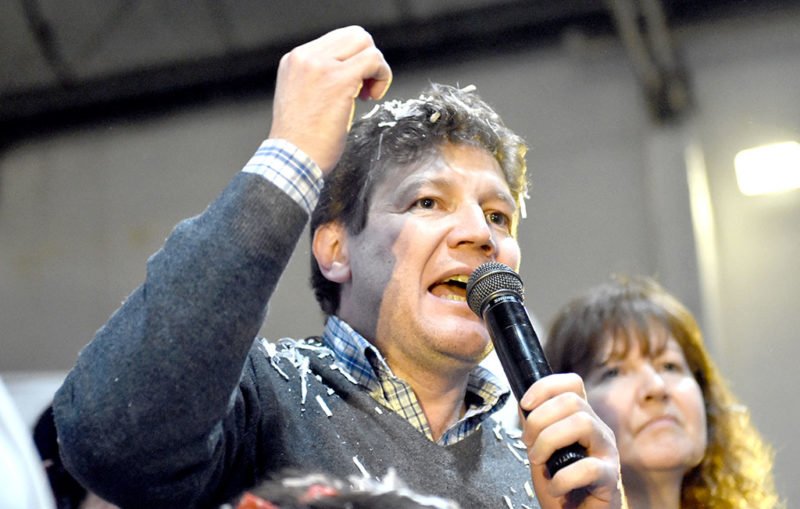 “Nada que festejar”: El gobernador Melella rechazó la eliminación de aranceles a la importación de celulares