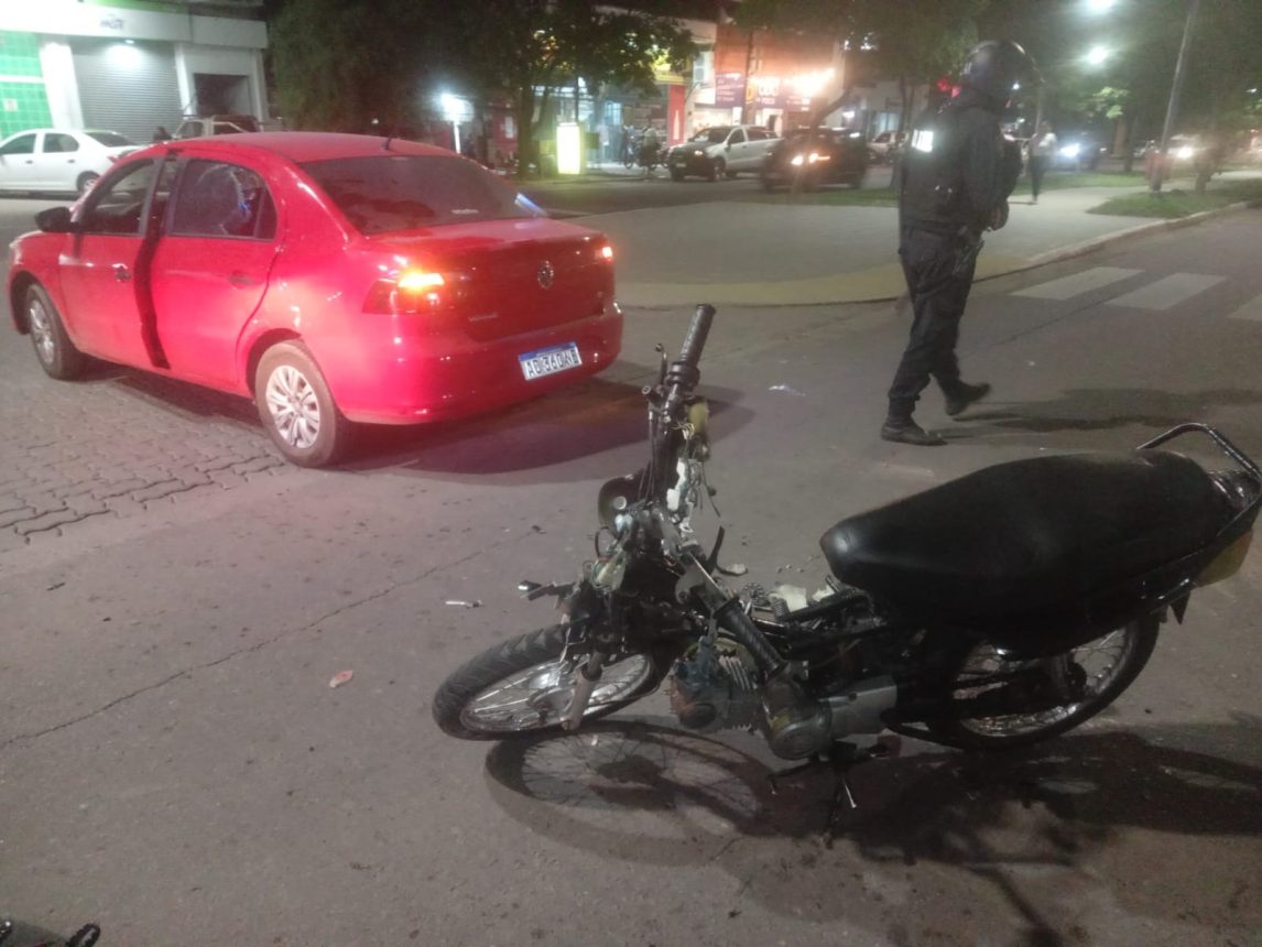 Motociclista herido tras impactar contra un automóvil