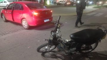 Motociclista herido tras impactar contra un automóvil