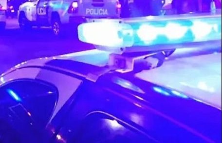 Le robaron el celular mientras esperaba el colectivo