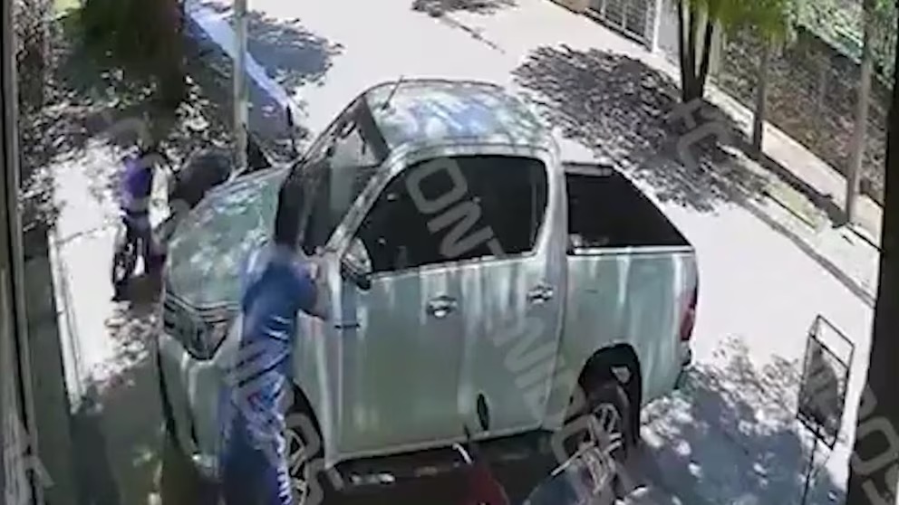 Le destrozó el parabrisas a su vecina porque escuchaba a Ricardo Arjona a todo volumen