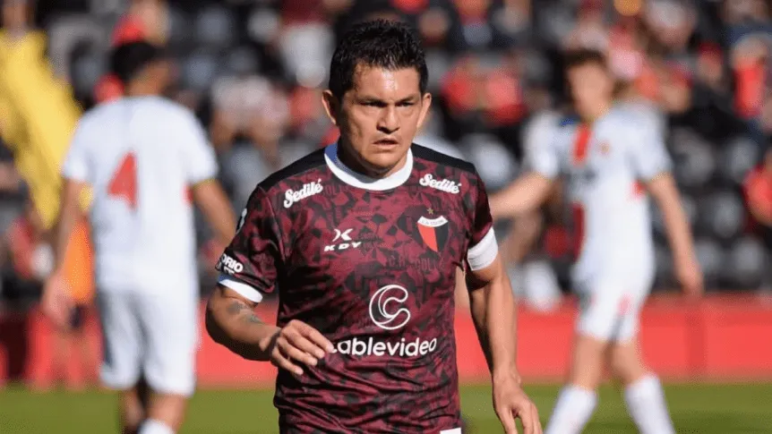 Colón le extendió la licencia al Pulga Rodríguez y se dilata su salida del club