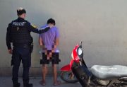 En plena “juntada”, detuvieron a un sujeto que robó en un maxikiosco en una moto prestada