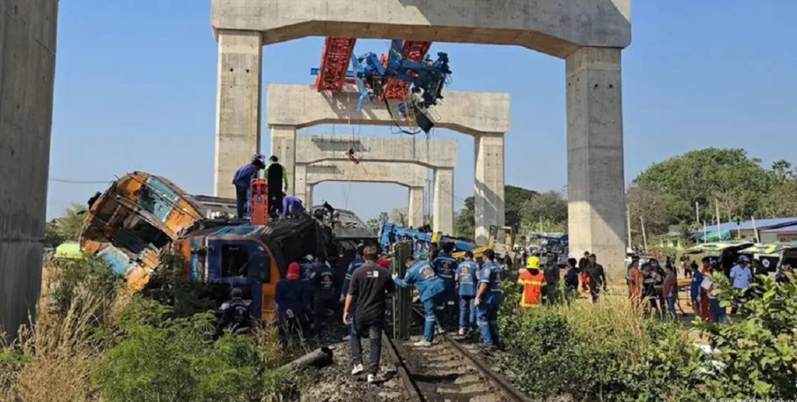 Tragedia en Tailandia: una grúa cayó sobre un tren y dejó al menos 30 muertos y 67 heridos
